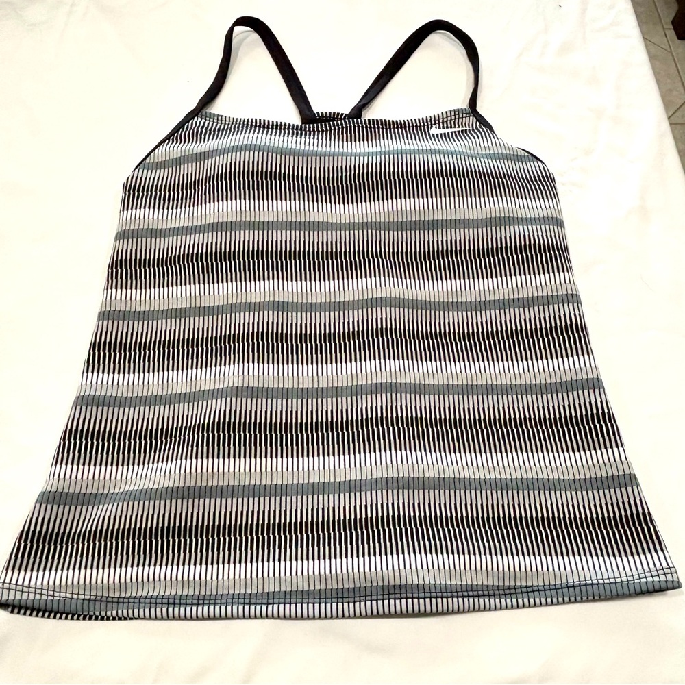 Nike women’s workout tank top size Med black & gray